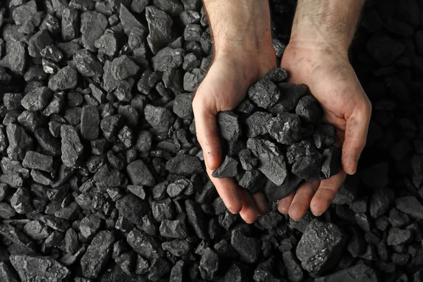 Hombre Sosteniendo Carbón Las Manos Sobre Pila Vista Superior Espacio —  Fotos de Stock
