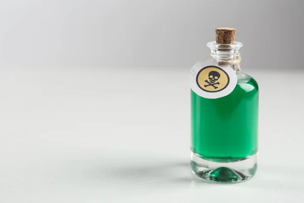 Glasflasche Mit Gift Mit Warnschild Auf Hellem Hintergrund Raum Für — Stockfoto