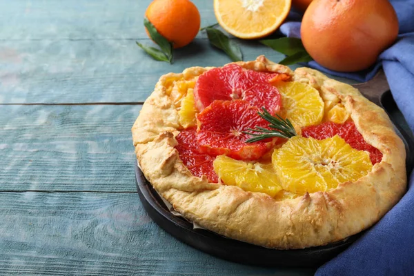 Deliciosa Galette Com Frutas Cítricas Alecrim Mesa Madeira Azul — Fotografia de Stock