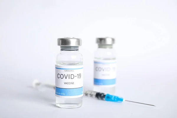Viales Con Vacuna Contra Coronavirus Jeringa Sobre Fondo Blanco —  Fotos de Stock