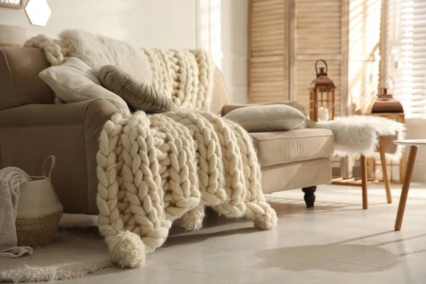 Oturma Odasının Içinde Bej Kanepe Örgü Battaniye Yastıklar Var — Stok fotoğraf