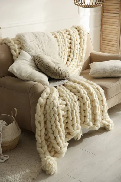 Sofá Bege Com Cobertor Malha Almofadas Quarto Design Interiores — Fotografia de Stock