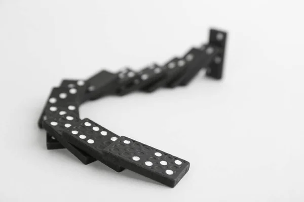 Zwarte Domino Tegels Vallen Witte Achtergrond — Stockfoto