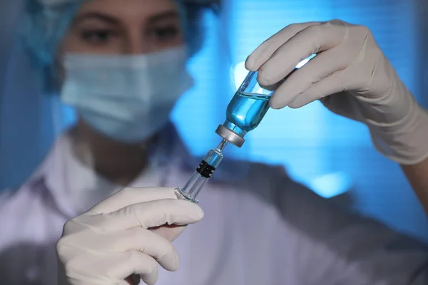 Läkare Fyller Sprutan Med Vaccin Mot Covid Laboratorium Fokusera Händer — Stockfoto