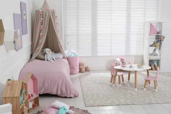 用玩具和现代家具装饰小孩的房间 — 图库照片