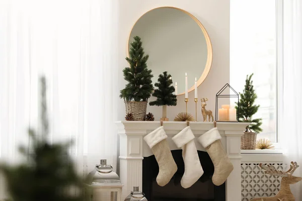 Chimenea Habitación Con Decoraciones Navidad Diseño Interiores —  Fotos de Stock