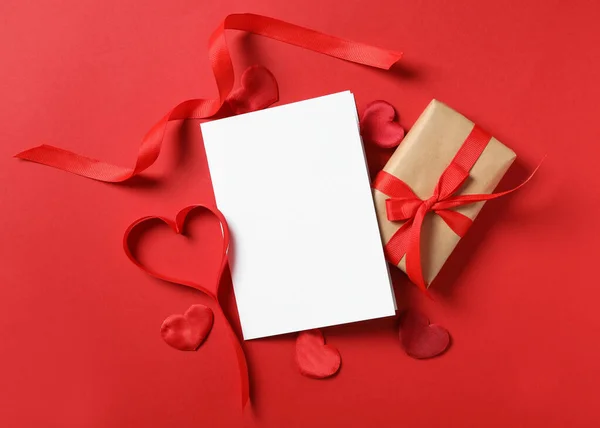 Composizione Laica Piatta Con Biglietto Auguri Bianco Regalo Sfondo Rosso — Foto Stock