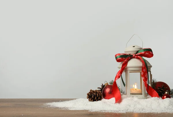 Lanterna Decorativa Decoração Natal Mesa Madeira Contra Fundo Cinza Claro — Fotografia de Stock