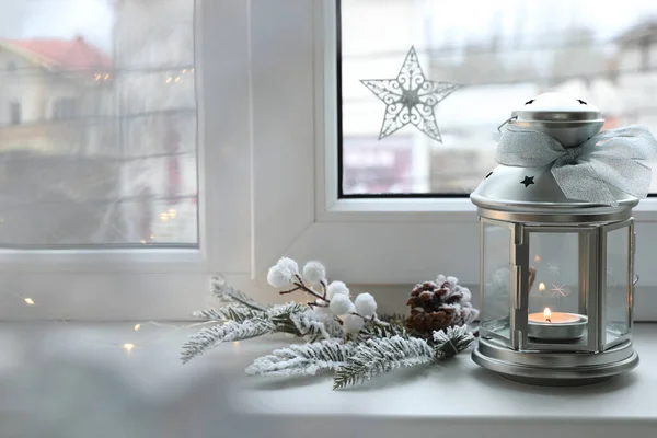 아름다운 크리스마스 등불과 창문턱의 식품들 — 스톡 사진