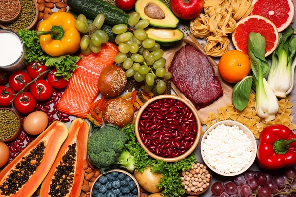 Diferentes Productos Mesa Gris Vista Superior Alimentación Saludable Dieta Equilibrada —  Fotos de Stock