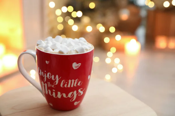 Bebida Quente Com Marshmallows Quarto Atmosfera Natal Mágico — Fotografia de Stock