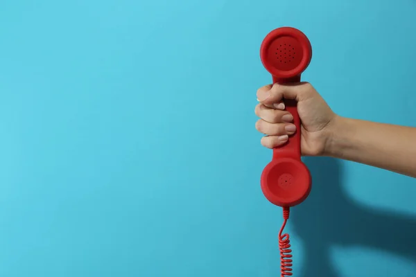 Vista Perto Mulher Segurando Telefone Com Fio Vermelho Fundo Azul — Fotografia de Stock