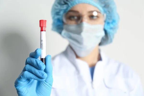 Cientista Segurando Tubo Teste Com Amostra Sangue Foco Mão — Fotografia de Stock