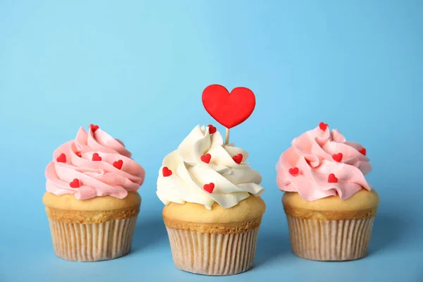 Вкусные Кексы День Святого Валентина Светло Голубом Фоне — стоковое фото