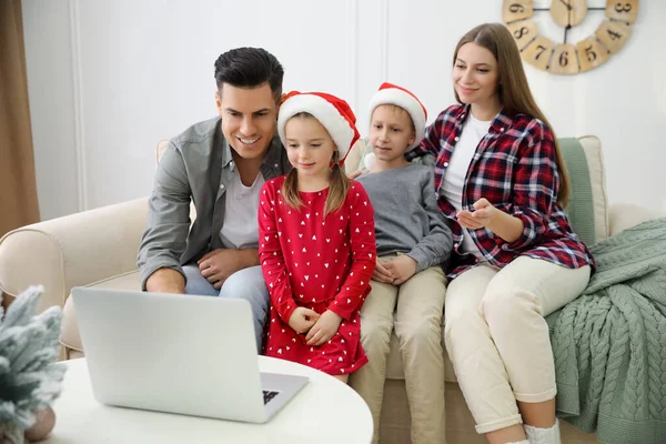Rodina Dětmi Pomocí Video Chatu Notebooku Pokoji Zdobené Vánoce — Stock fotografie