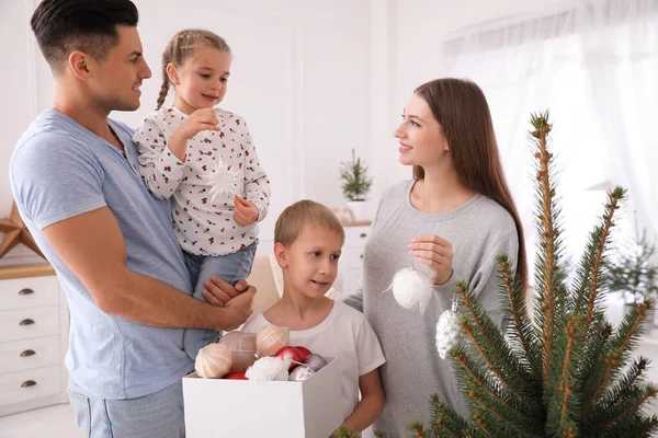 Familia Feliz Con Lindos Niños Decorando Árbol Navidad Juntos Casa —  Fotos de Stock