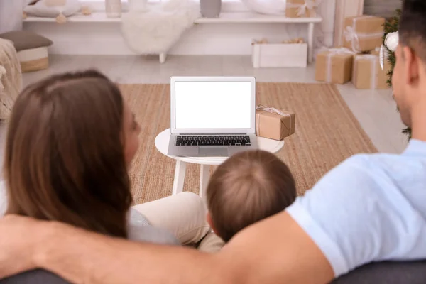 Familia Con Niños Utilizando Chat Vídeo Ordenador Portátil Habitación Decorada —  Fotos de Stock