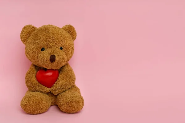 Niedlicher Teddybär Mit Rotem Herz Auf Rosa Hintergrund Platz Für — Stockfoto