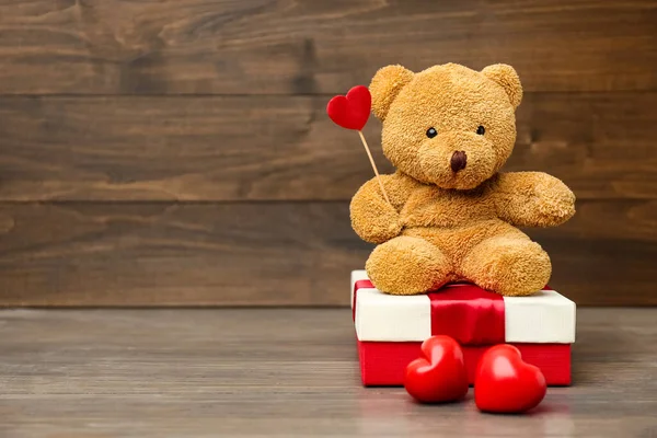 Joli Ours Peluche Avec Des Cœurs Rouges Une Boîte Cadeau — Photo
