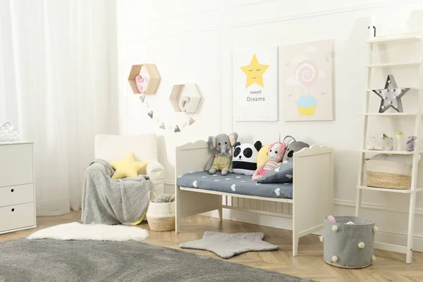 儿童房室内有玩具和时髦家具 — 图库照片
