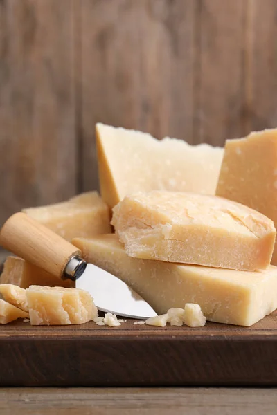 Heerlijke Parmezaanse Kaas Met Mes Houten Tafel — Stockfoto