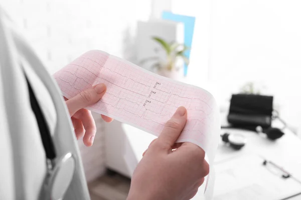 Médico Examinando Cardiograma Clínica Médica Primer Plano — Foto de Stock