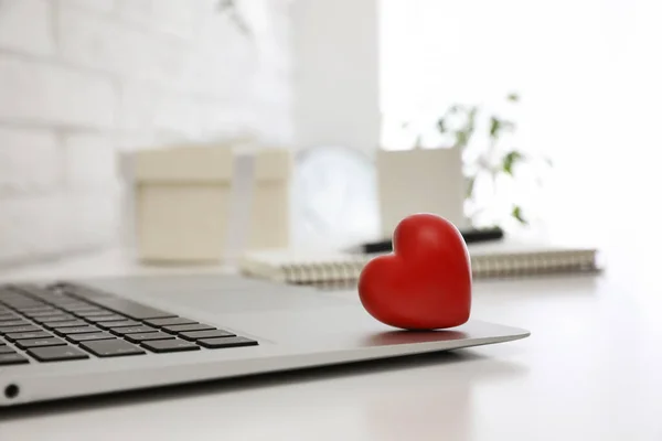 Kırmızı Kalp Ofiste Dizüstü Bilgisayarda Mesaj Için Boşluk Sevgililer Günü — Stok fotoğraf