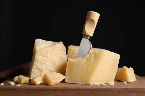 Τυρί Παρμεζάνα Μαχαίρι Ξύλινη Σανίδα Κοντινό Πλάνο — Φωτογραφία Αρχείου