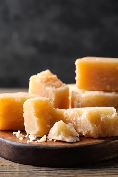 Parmigiano Con Tavola Legno Primo Piano — Foto Stock