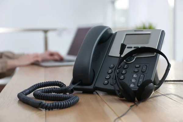 Bureaublad Telefoon Met Headset Houten Tafel Kantoor Hotline Dienst — Stockfoto