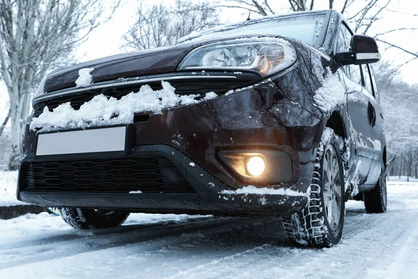 Сучасний Автомобіль Зимовими Шинами Засніженій Дорозі — стокове фото