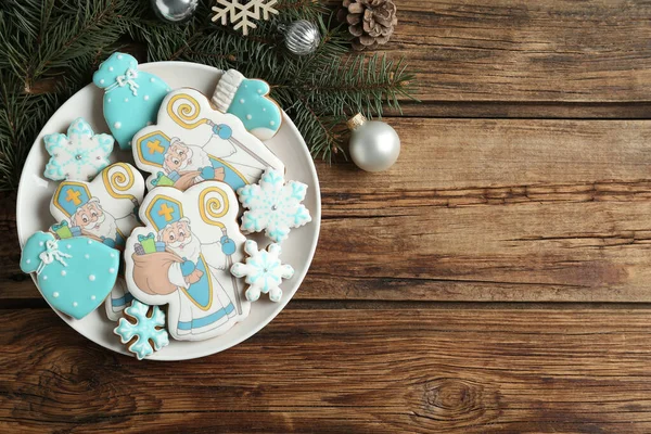 Tasty Gingerbread Cookies Festive Decor Wooden Table Flat Lay Space — Stock Photo, Image