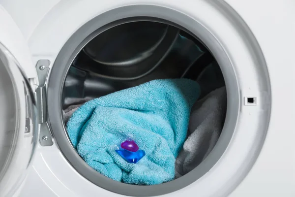 Tvättmedel Kapsel Och Handdukar Tvättmaskin Trumma Närbild — Stockfoto