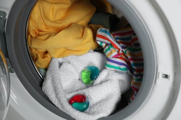 Tvättmedel Kapslar Och Kläder Tvättmaskin Trumma Närbild — Stockfoto
