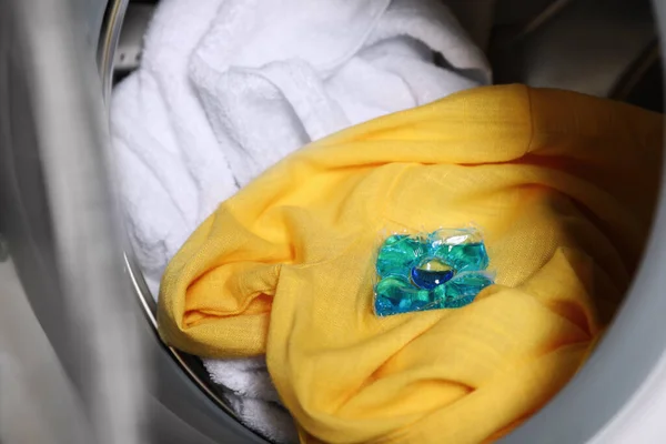 Çamaşır Makinesi Varilindeki Deterjan Kapsülü Yakın Görünüm — Stok fotoğraf