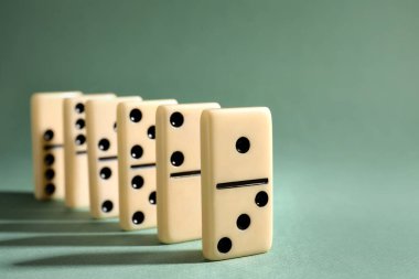 Gri arka planda klasik domino taşları, yakın plan. Metin için boşluk