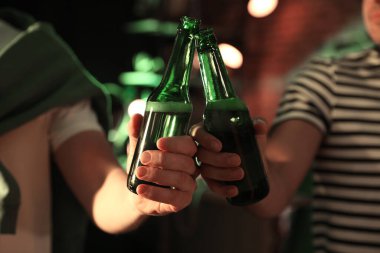 Barda Aziz Patrick gününü kutlayan biralı adamlar, yakın plan.