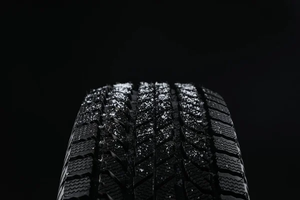 배경에 눈덮인 타이어 클로즈업 — 스톡 사진