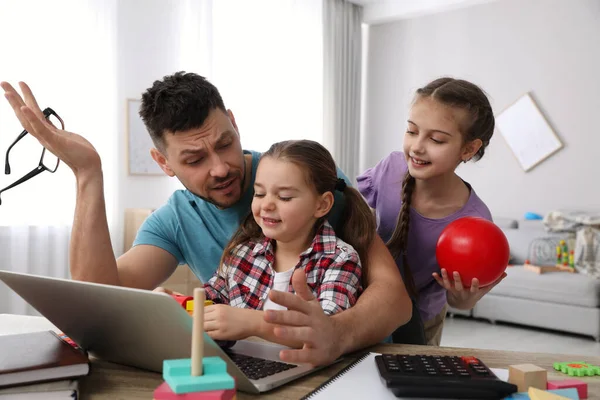 Niños Molestando Hombre Estresado Sala Estar Trabajar Desde Casa Durante — Foto de Stock