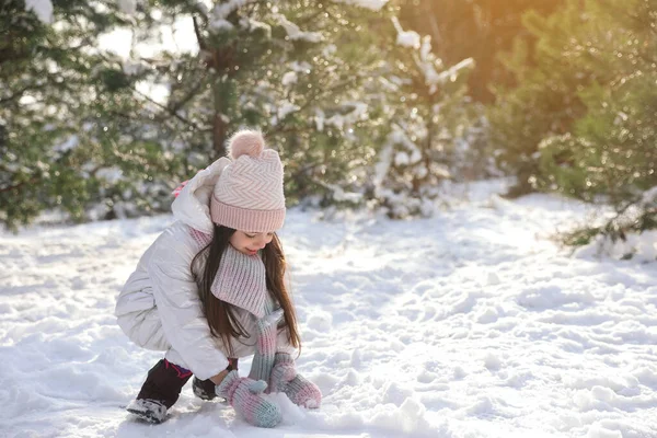 Χαριτωμένο Κοριτσάκι Τροχαίο Χιονόμπαλα Στο Δάσος Του Χειμώνα — Φωτογραφία Αρχείου