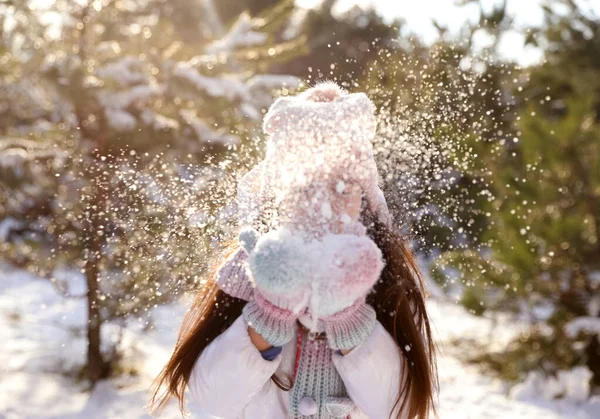 可爱的小女孩在冬天的森林里玩雪 — 图库照片