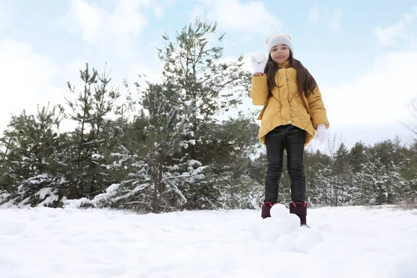 冬天森林里拿着雪球的小女孩真可爱 — 图库照片