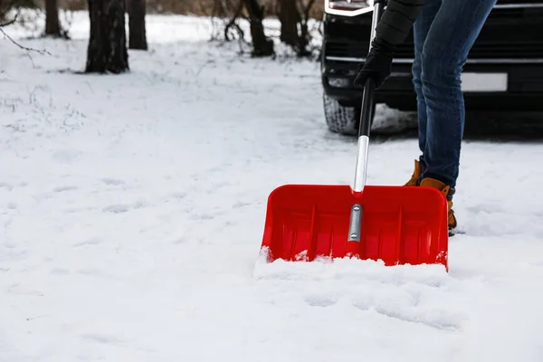 Homem Removendo Neve Com Perto Carro Livre Dia Inverno Close — Fotografia de Stock