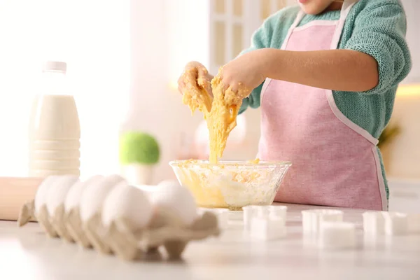 Bambina Che Pasta Tavola Cucina Primo Piano — Foto Stock