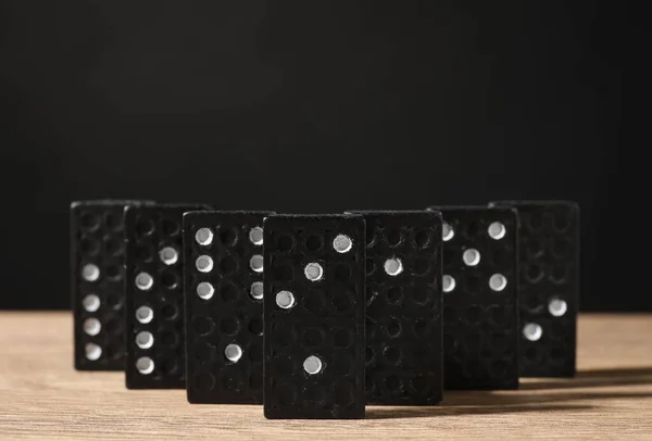 Baldosas Dominó Sobre Mesa Madera Sobre Fondo Negro Espacio Para — Foto de Stock