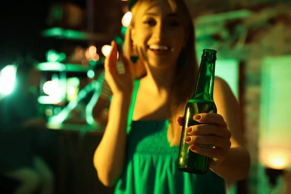 Kobieta Piwem Świętującym Dzień Patryka Pubie Skup Się Ręku — Zdjęcie stockowe
