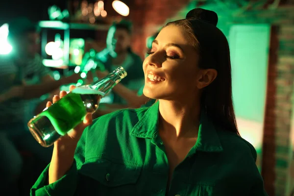 Mulher Com Cerveja Celebrando Dia São Patrício Pub — Fotografia de Stock