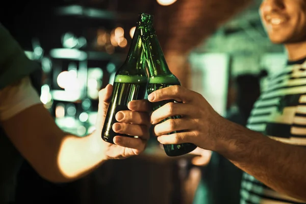 Homens Com Cerveja Comemorando Dia São Patrício Pub Close — Fotografia de Stock