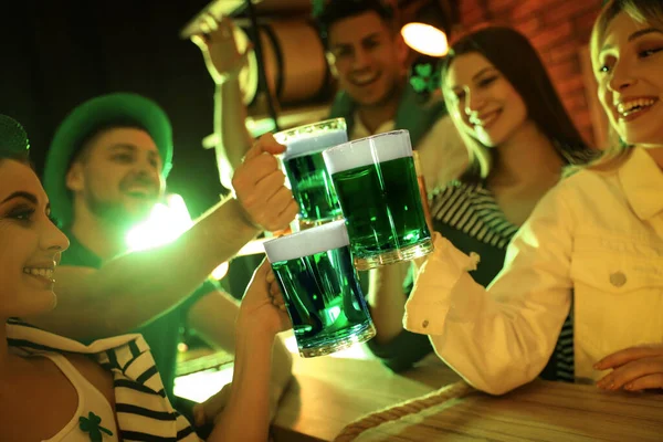 Personas Con Cerveza Celebrando Día San Patricio Pub —  Fotos de Stock