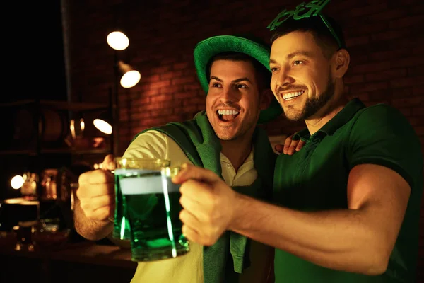 Mężczyźni Piwem Świętujący Dzień Patryka Pubie — Zdjęcie stockowe